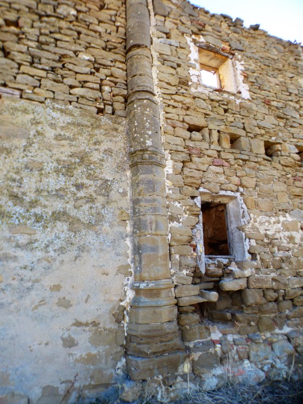 Oteiza de la Solana. Despoblado de Baigorri. Columna de la fachada.