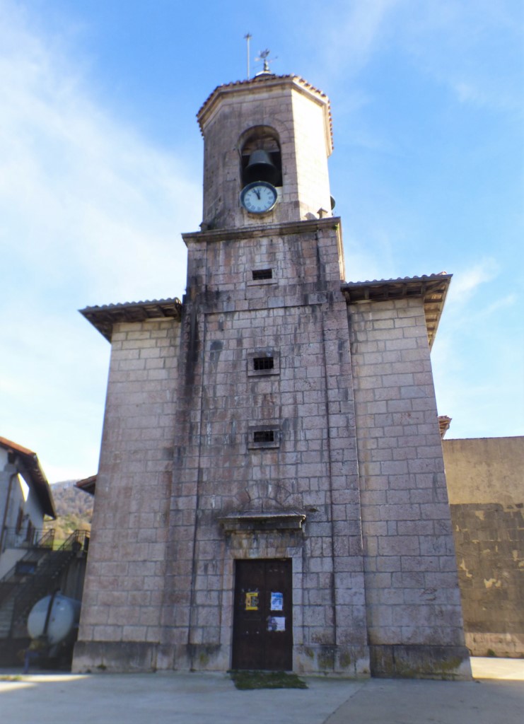 Aldatz LARRAUN. Torre cuadrangular de la iglesia de San Martín de Tours.
