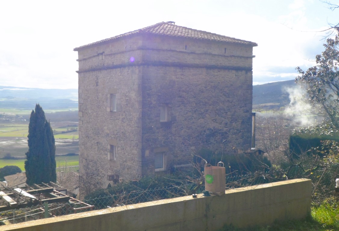 Olza, Cendea de Olza. Torre del siglo XVI.