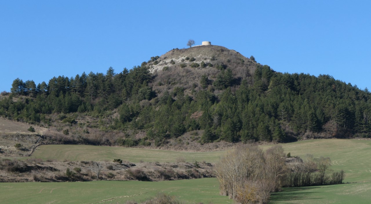 Eguillor y Gazteluzarra de 592 m. con el castillo de Gara�o. 2