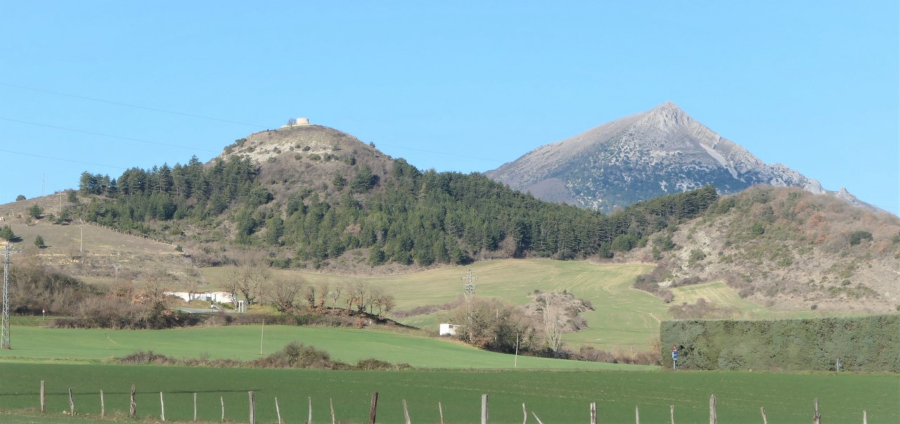 Eguillor y Gazteluzarra de 592 m. con el castillo de Gara�o. Txurregui a la dcha.