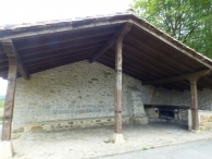 Lakuntza. Porche en la ermita de San Sebastian.