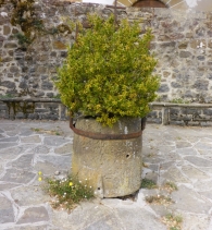 Alcoz / Alkotz ULTZAMA. Piedra vaciada domde blanquear y aclarar la ropa antaño.