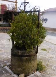 Alcoz / Alkotz ULTZAMA. Piedra vaciada donde blanquear y aclarar la ropa antaño.