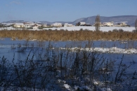 La laguna y el pueblo de Loza con hielo y nieve