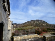 Muniáin de Guesálaz. Casa del siglo XVI y el Sarbil.