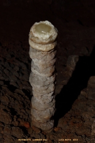 Estalagmitas pila de platos. Pile of plates stalagmites. Arangoiti. Lumbier (Na)